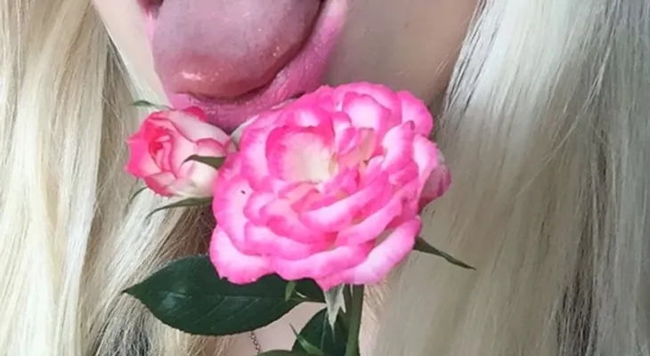 Los ángeles existen y se hacen fotos con bragas rosas en Instagram