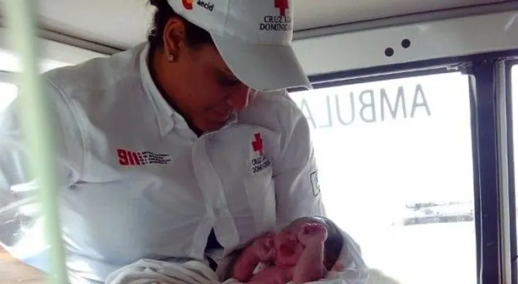 Socorristas de Cruz Roja signados a 911 hacen parto a joven en unidad emergencia