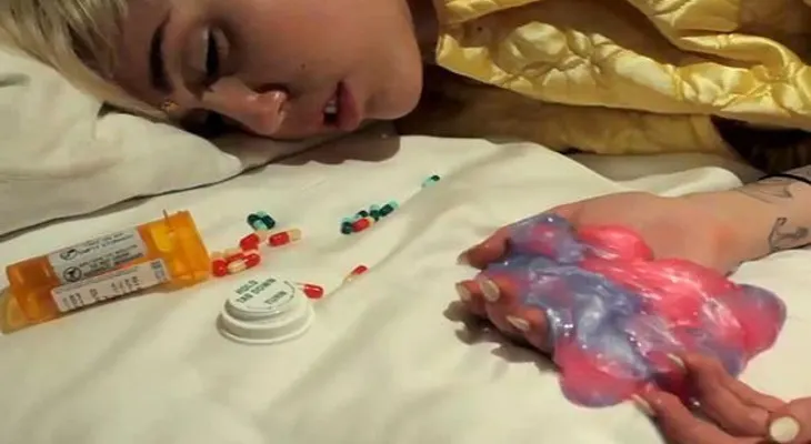 Miley Cyrus desnuda y con sobredosis de drogas en un video