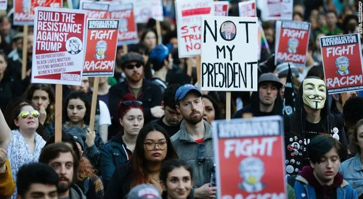 Segunda noche de protestas en EE.UU.; Trump dice que son incitadas por los medios