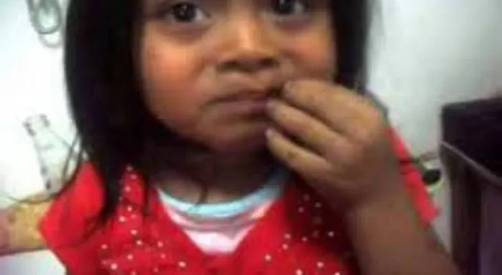 Video: padre obliga a su hija de seis años a comer cucarachas