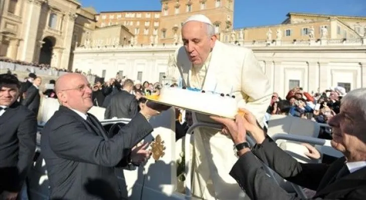 Papa Francisco festeja cumpleaños con pastel y tangos 
