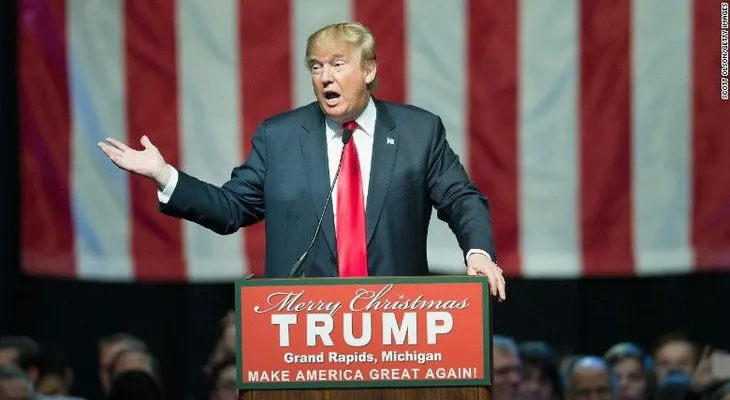 Donald Trump insulta con términos vulgares a Hillary Clinton