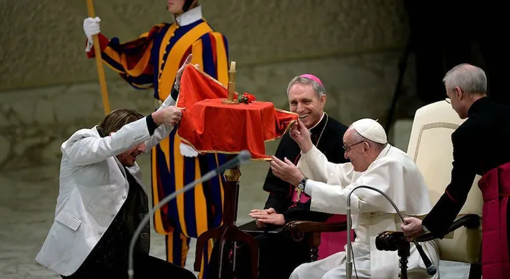Sorprende truco de magia al papa Francisco