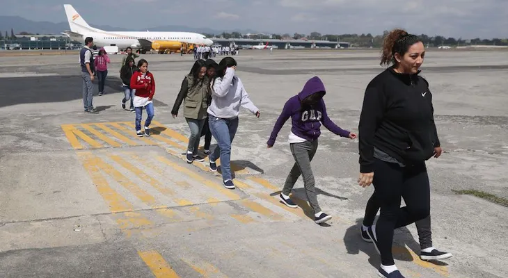 Los arrestos de inmigrantes siguen aumentando, y las deportaciones bajando