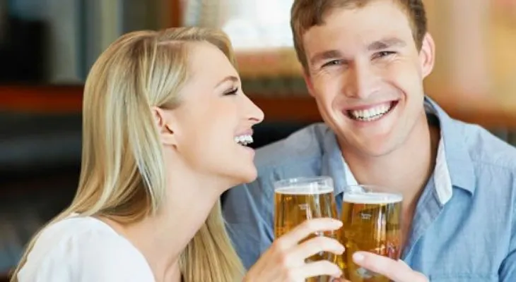 5 razones por las que ellas deben beber cerveza
