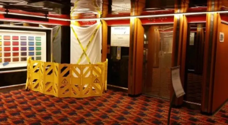 Pareja presencia grotesca muerte de un electricista en un ascensor de un crucero