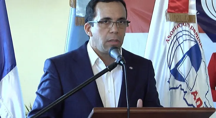 Navarro encabeza encuentro con dirigencia de la ADP en Azua para conocer realidad escolar
