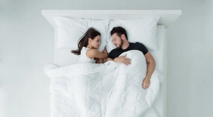 Dormir en pareja hace bien al sueño