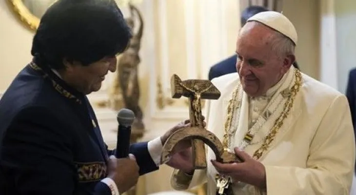 El papa aclara que el crucifijo comunista no lo ofendió 