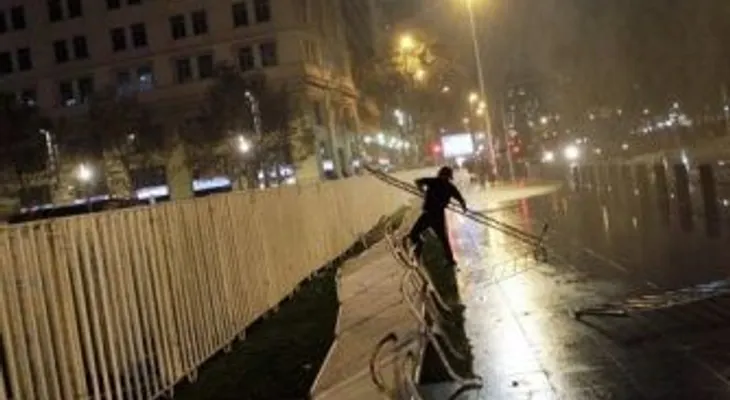 Heridos, saqueos e incendios tras protestas estudiantiles en Chile