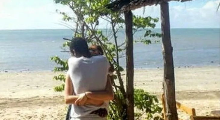 ¿De quién son esas piernas? El abrazo que confunde a internet