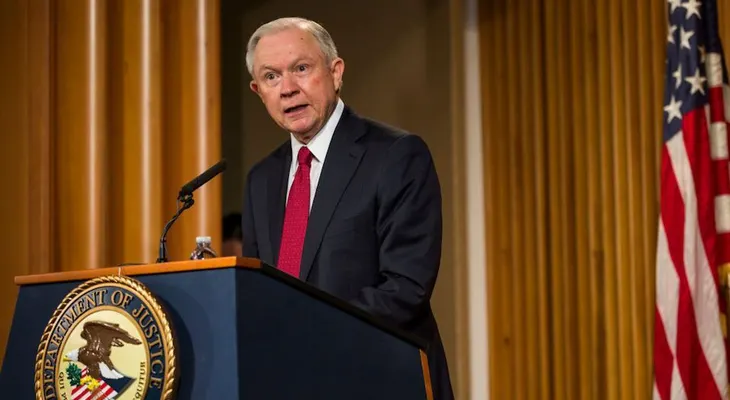 Revelan que Jeff Sessions se reunió con el embajador ruso; él lo niega