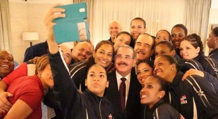 Danilo visita criollas tras victoria en Mundial de Voleibol; se hacen selfie