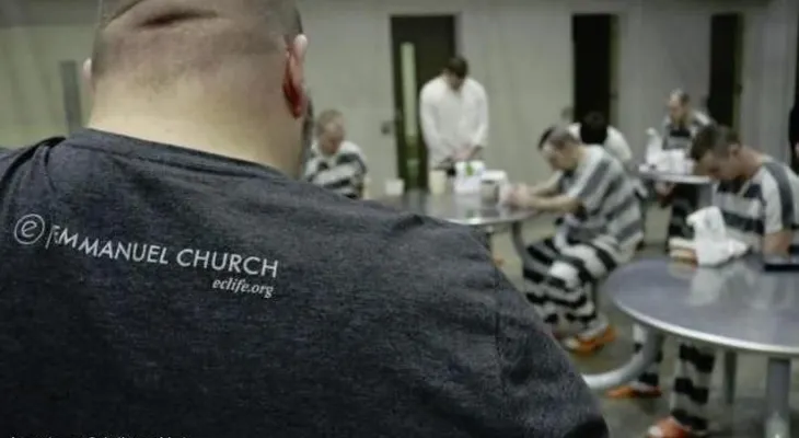 Abren iglesia dentro de prisión y detenidos deciden seguir a Cristo