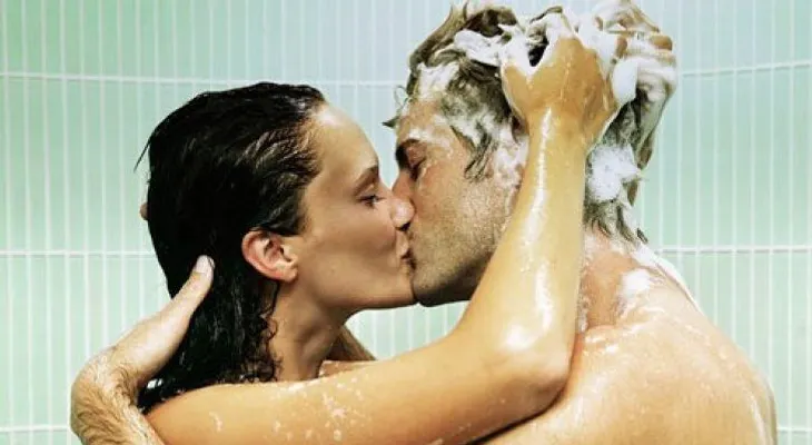 Experimenta otras emociones mientras se bañan juntos
