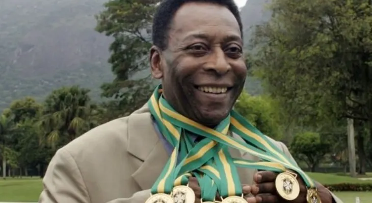 Pelé subastará sus medallas, trofeos y hasta su corona