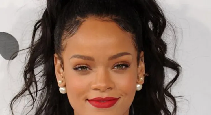Rihanna cede guitarra firmada para subasta solidaria en Alemania