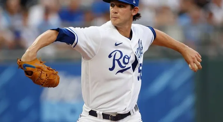 Leones contratan al lanzador Lynch y al receptor Papierski