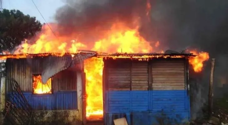 Fuego destruye más de 15 viviendas y varios negocios durante inauguración de una estación de bomberos