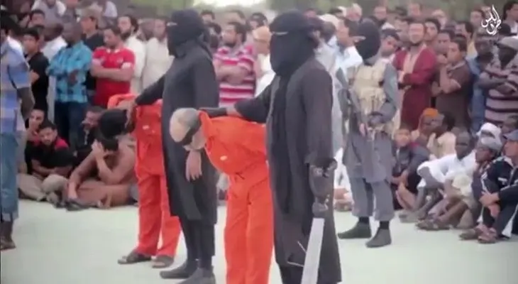 FUERTES IMÁGENES: El Estado Islámico decapita a dos hechiceros en Libia