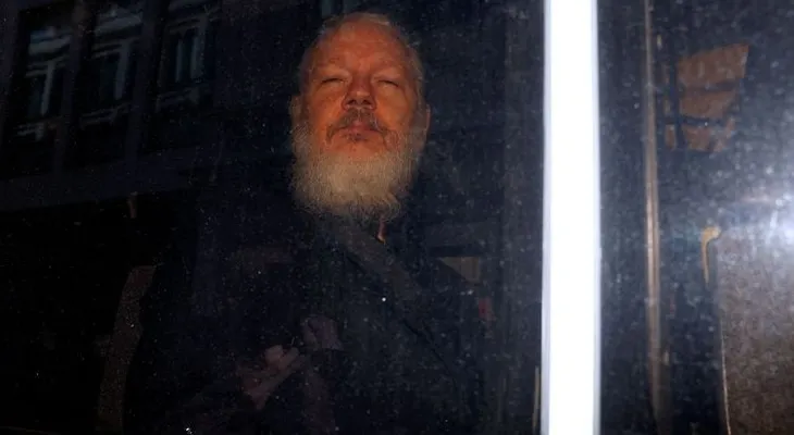 Julian Assange sentenciado a 50 semanas de cárcel en el Reino Unido por violar su libertad condicional