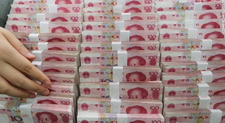 El precio de la moneda china cae a mínimos históricos en 4 años