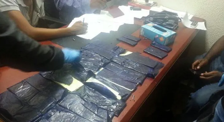 Ocupan 44 láminas de drogas a viajera holandesa