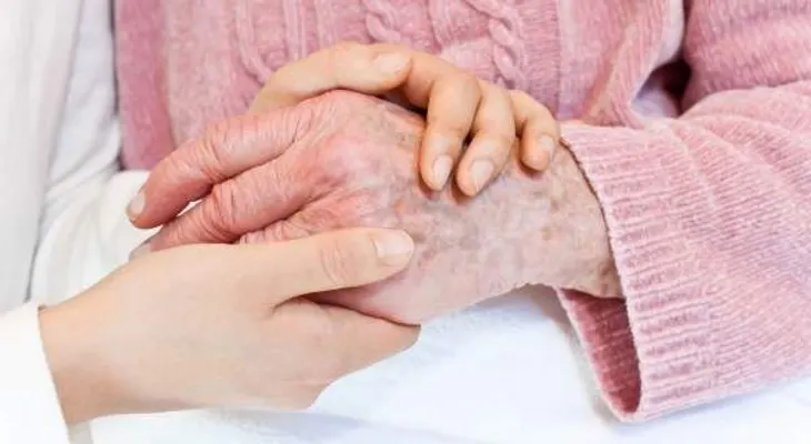 Tomar de la mano a un ser querido con problemas de salud, podría aliviar su dolor, según estudio 