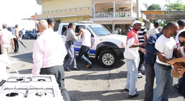 Policía desaloja familias en el sector Mejoramiento Social