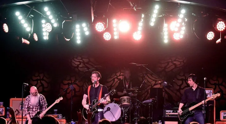 ¿Quiénes son los Eagles of Death Metal? La banda que tocaba cuando empezó la masacre en Bataclan