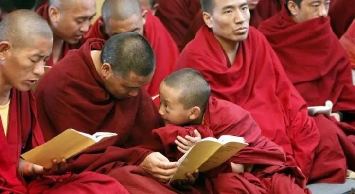 Monjes tibetanos apuestan por fusionar ciencia moderna y budismo