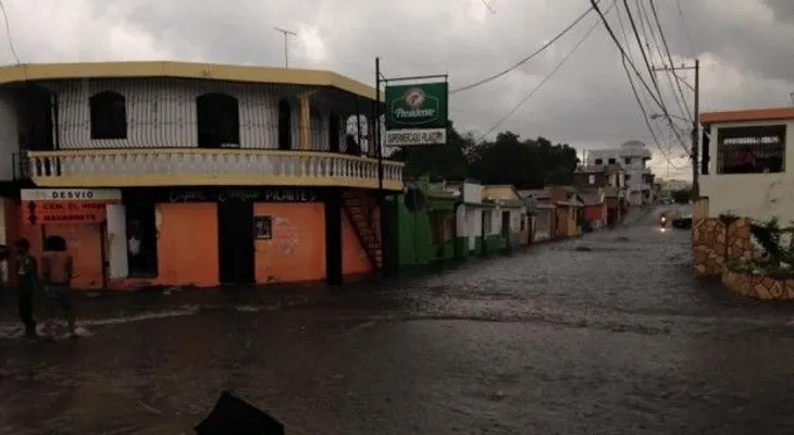 Lluvia provoca inundaciones y caída de árboles en Santiago