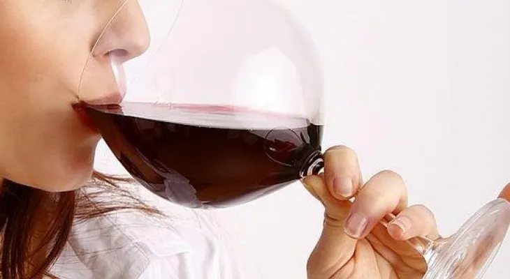 Por qué deberías beber una copa de vino todas las noches