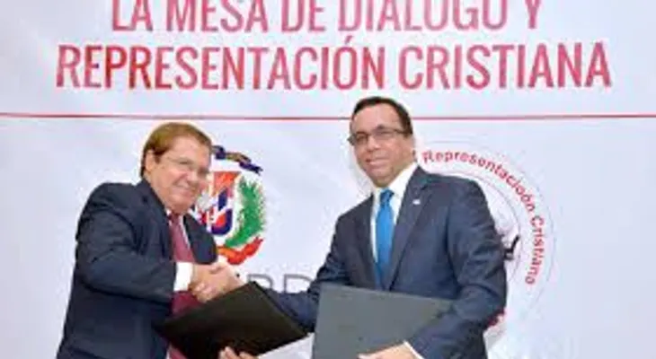  Navarro firma acuerdo para que 134 colegios evangélicos pasen al sector público 