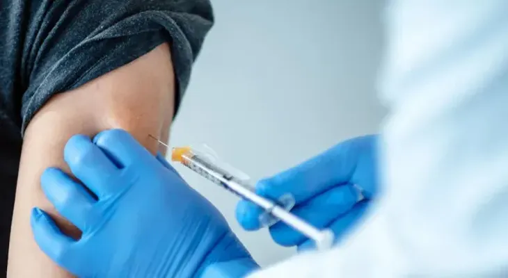 NY impondrá vacuna obligatoria anticovid por temor americano a ómicron