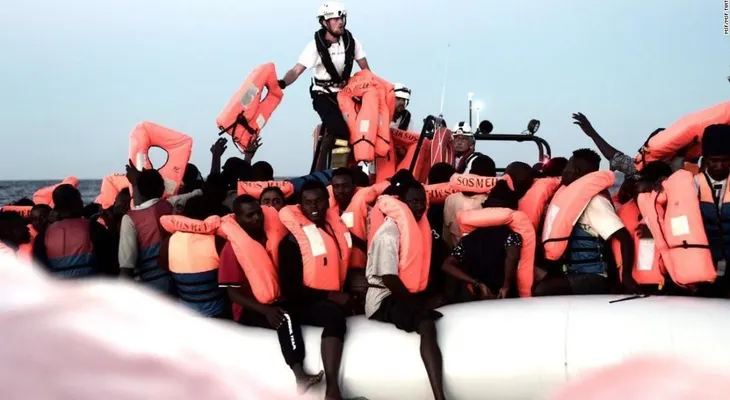 629 inmigrantes quedan varados después de que el gobierno de Italia negara permiso para atracar a un bote de rescate