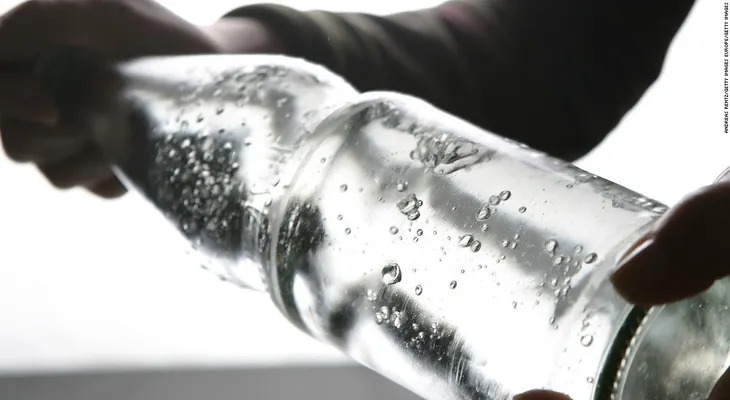 ¿Es el agua con gas tan hidratante como el agua normal?