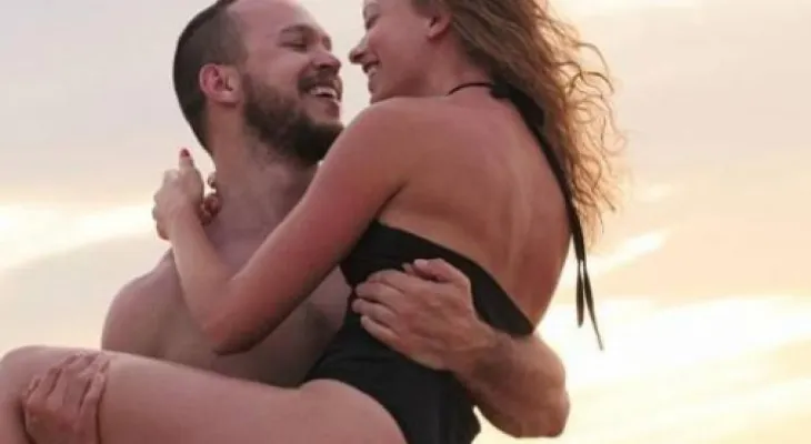 Este hombre le propuso matrimonio a su novia mientras hacían una pose muy particular