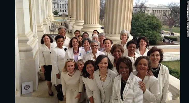 ¿Por qué las demócratas vistieron de blanco durante el discurso de Trump?