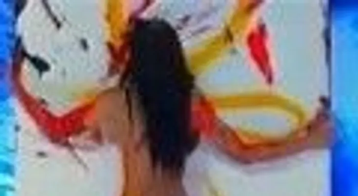 Realiza pintura con sus pechos