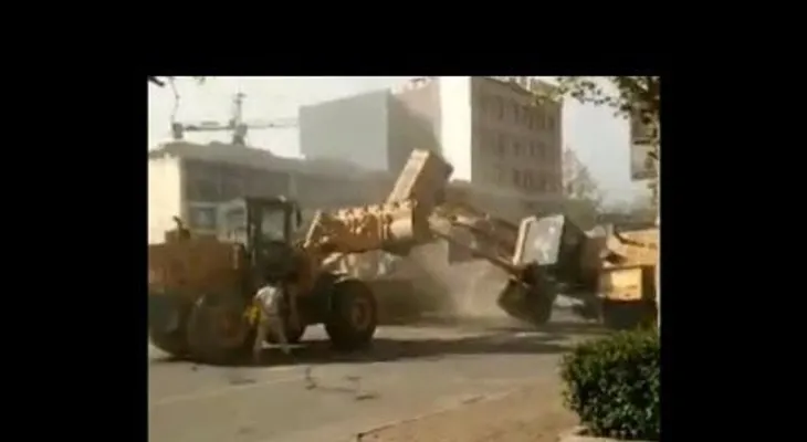 Dos excavadoras se pelean en plena calle (VIDEO)