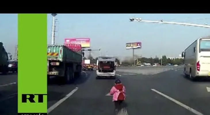 Un niño se cae del auto, familiares no se dan cuenta y lo dejan en la carretera