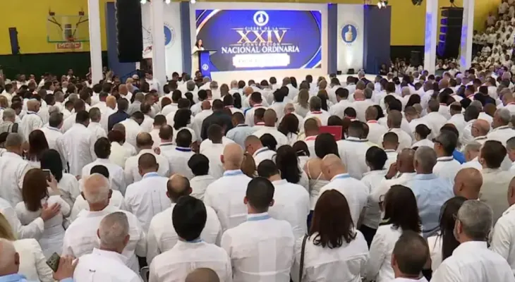PRM juramenta a Luis Abinader como presidente del partido en acto en el club San Carlos