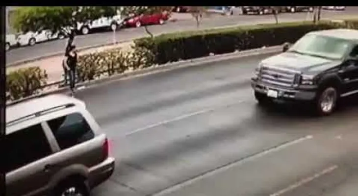 Chica con tacones resbala y es arrollada mientras cruza una calle en México