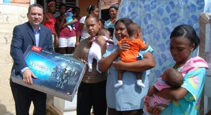 Gobierno entrega enseres del hogar y otras ayudaa a madre de quintillizos