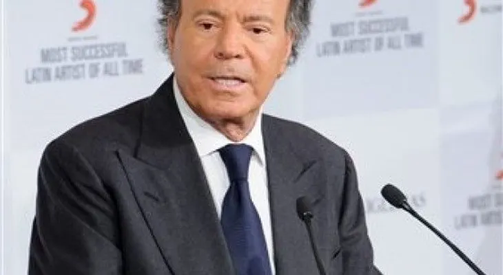 Julio Iglesias estrena el sencillo Fallaste corazón