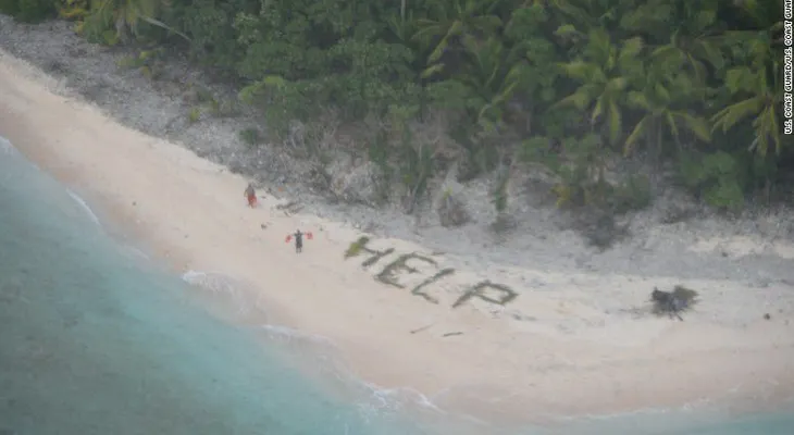 Náufragos escribieron 'ayuda' con hojas de palma en la playa y fueron rescatados