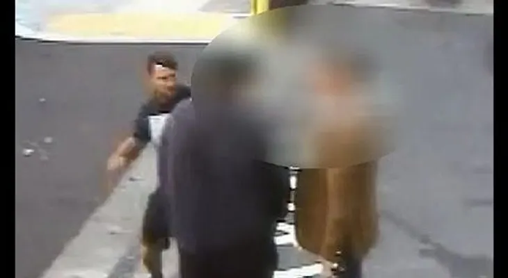 Le rompe la mandíbula por pedirle que mueva el coche