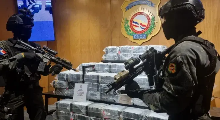 Apresan tres y ocupan otros 400 paquetes presumiblemente cocaína en Peravia